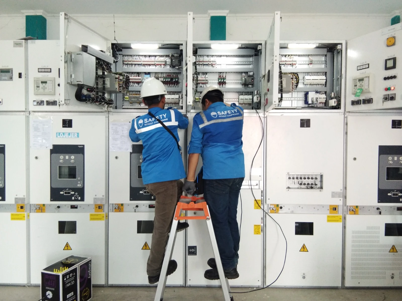 Improving Electrical System Reliability for PLN Distribution with  OperaSCADA and Intelligent RTU